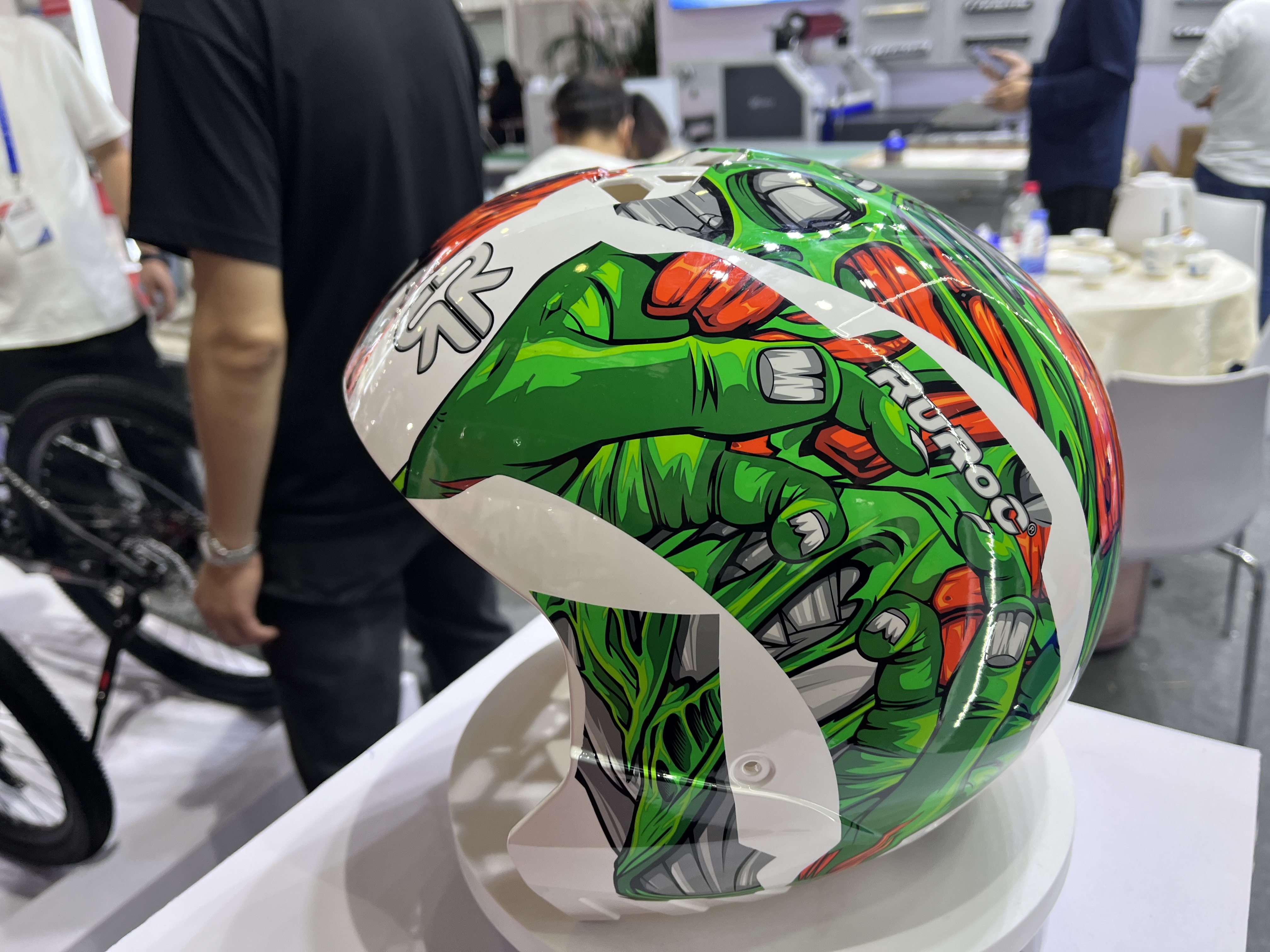 Kypärissä käytetty mustetta